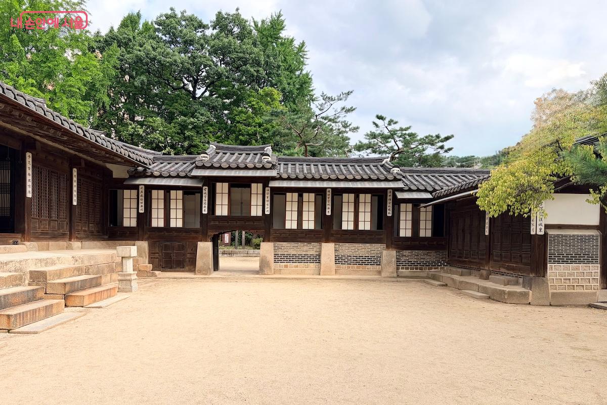 운현궁의 이로당 앞마당 ©이종빈