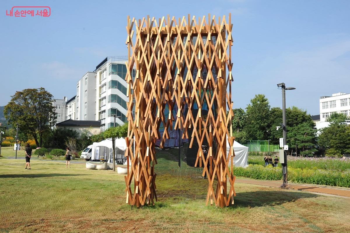 일본 전통 목구조 기법인 지고쿠구미를 재해석한 켄고 쿠마 & 어소시에이츠 작 ‘키구미’ ⓒ조수봉