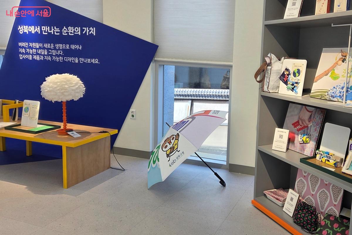 페트병, 우유팩 등 어떤 자원으로 만들어졌는지 확인할 수 있다. ©김미선