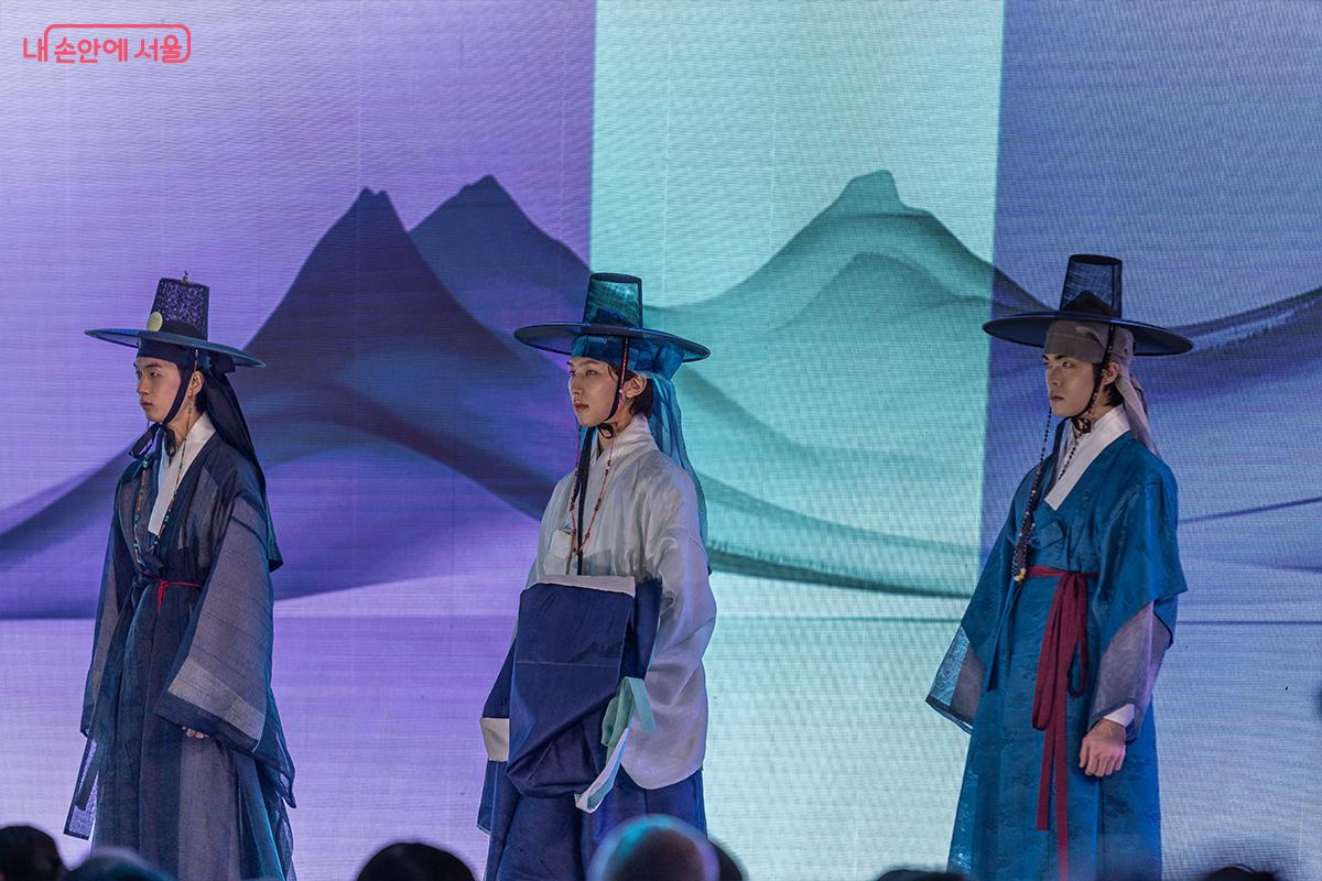 푸른빛 도포와 갓을 쓴 모델들이 단정한 걸음으로 무대를 채웠다. 절제된 아름다움이 돋보였다.ⓒ장신자