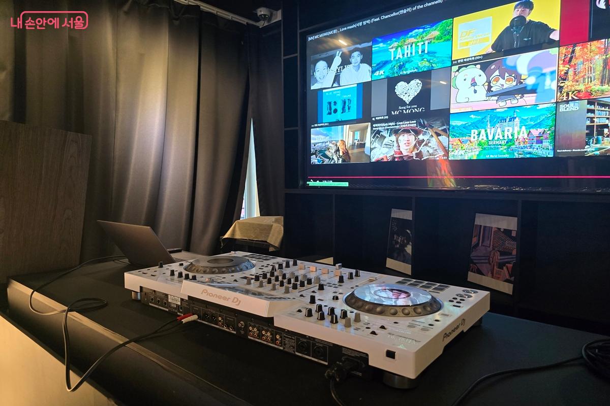 디제잉 체험이 가능한 디제이 부스도 마련되어 있다. ©강사랑