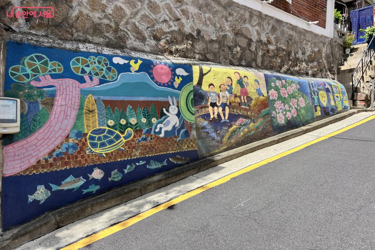 '욘보스페이스' 벽을 따라 고 김용기 화백이 그린 벽화가 남아 있다. ©박지영 