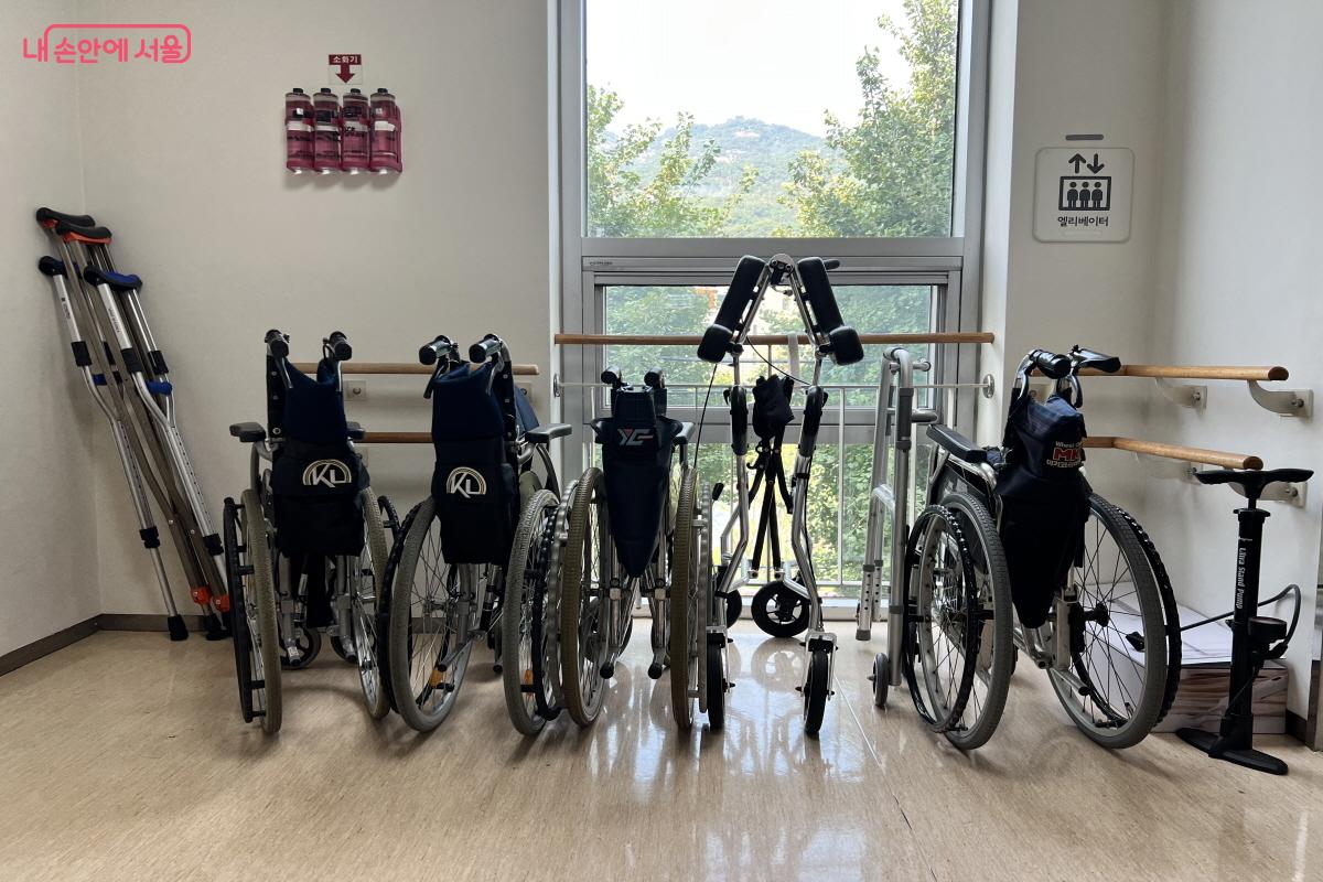 종로장애인복지관에서 빌릴 수 있는 보장구들. 최장 2개월까지 무료로 빌릴 수 있다. ©박지영 
