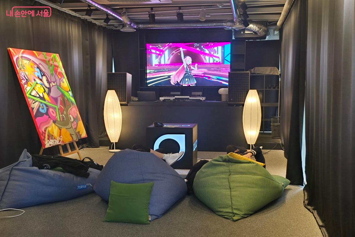 좀 더 자유로운 분위기의 디지털 음악감상실도 있다. ©강사랑