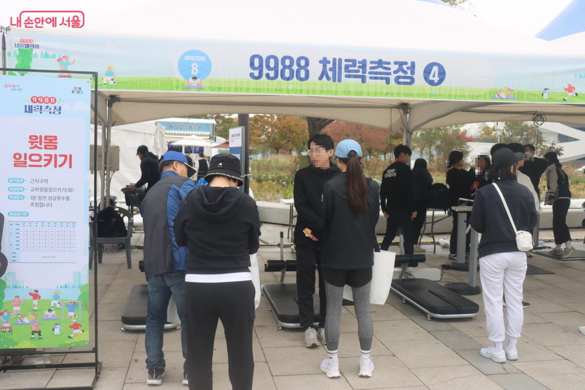 윗몸일으키기 부스에 많은 시민이 대기 중이다. ©조수연