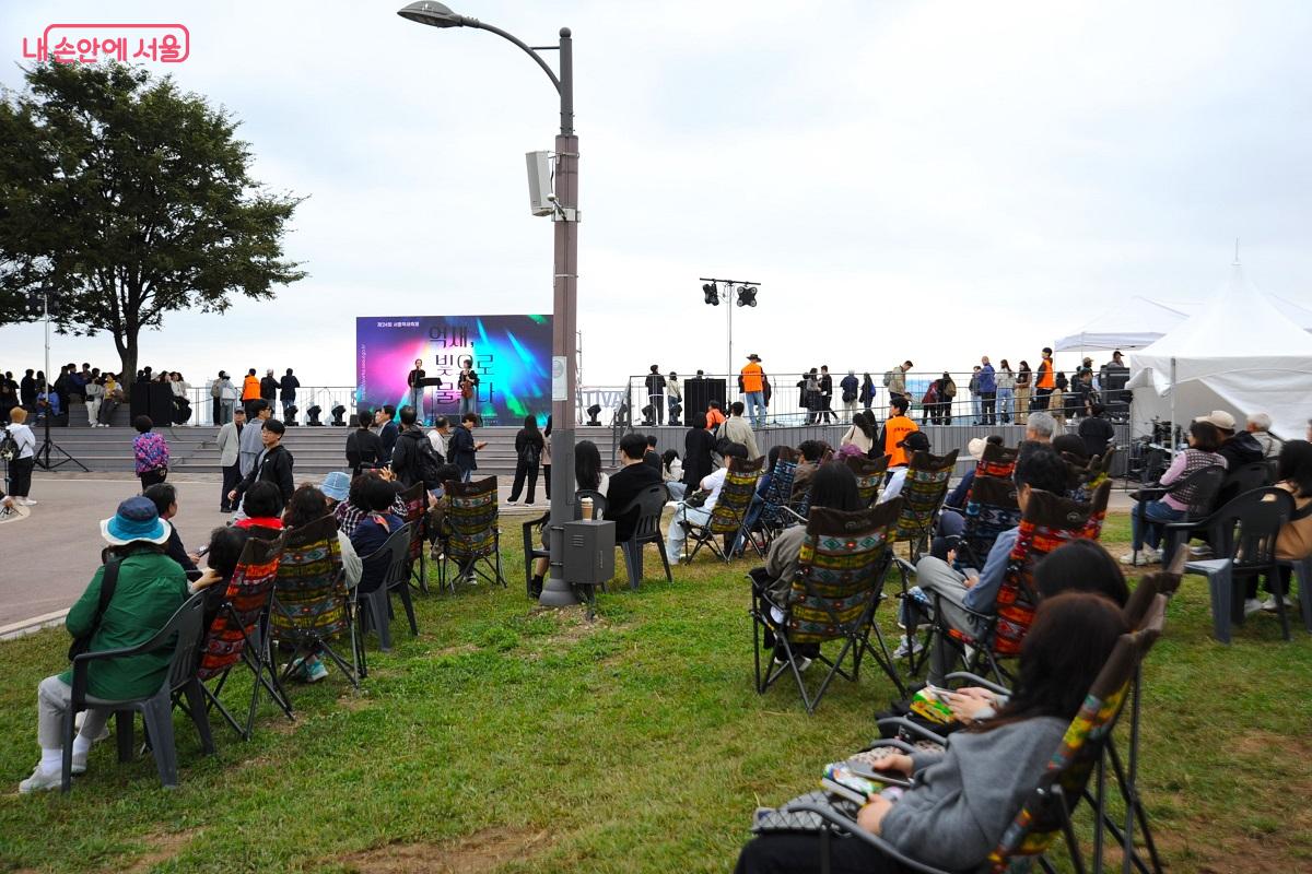 버스킹 공연을 즐기고 있는 탐방객들 ⓒ조수봉