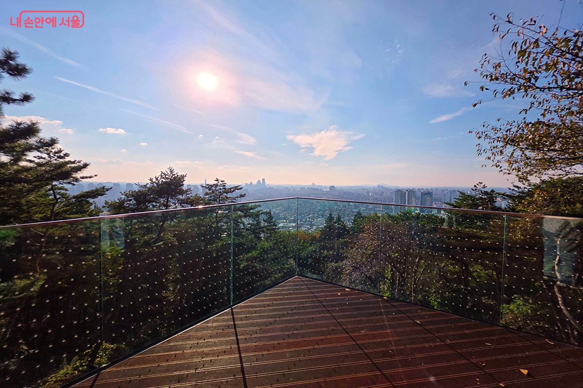 노을 진 서울의 풍경과 함께 인생샷을 찍을 수 있는 '노을 전망대' ©이정민