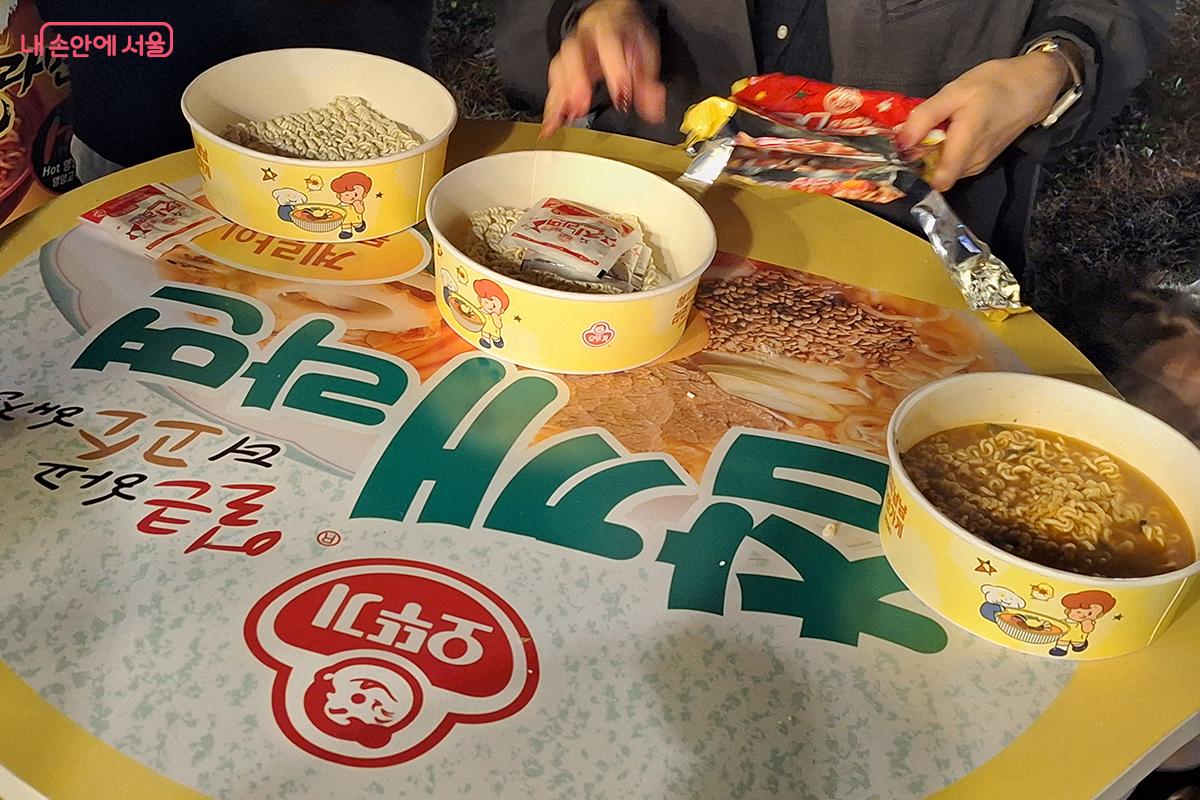 고기를 먹고 후식으로 먹는 라면 맛은 꿀맛이다. ©백승훈