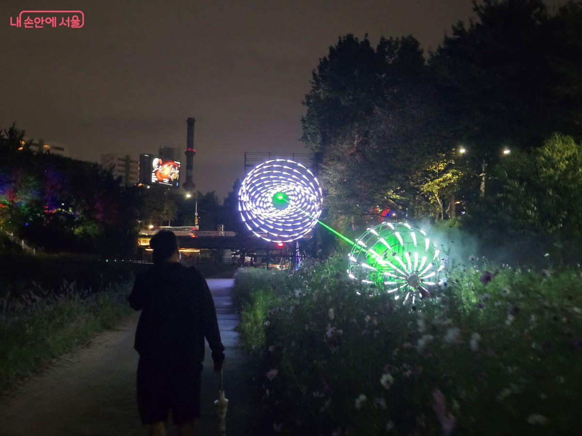 국제 교류 작품으로 대만 UxU Studio의 레이저 아트 <Infinity Nowon> ©김한기