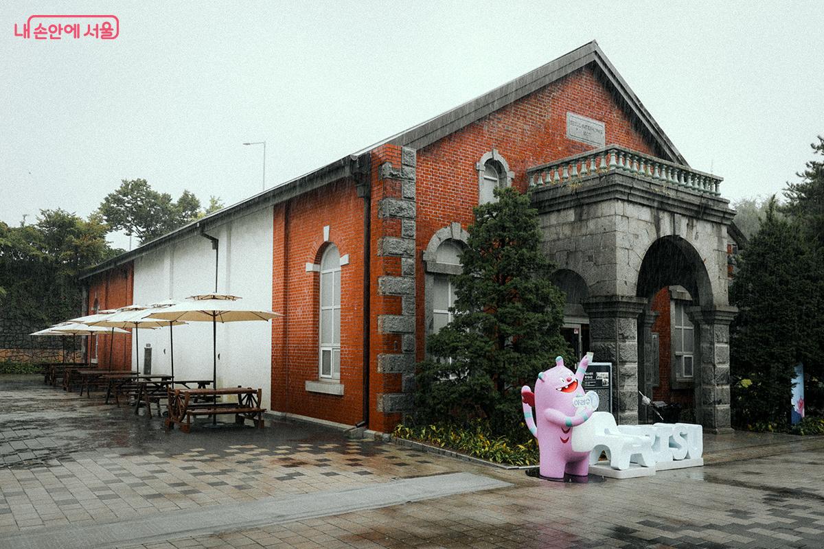 붉은 벽돌조 건물에 박공지붕을 얹은 공장형 건물이다. ©김아름