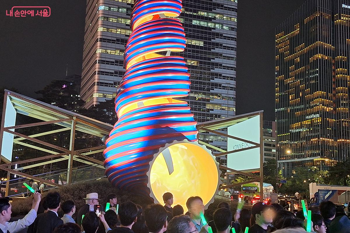 다슬기 모양의 조형물 <스프링>에 오색 빛깔 LED 등이 점등되며 화려한 개막식이 시작된다. ©이혜숙