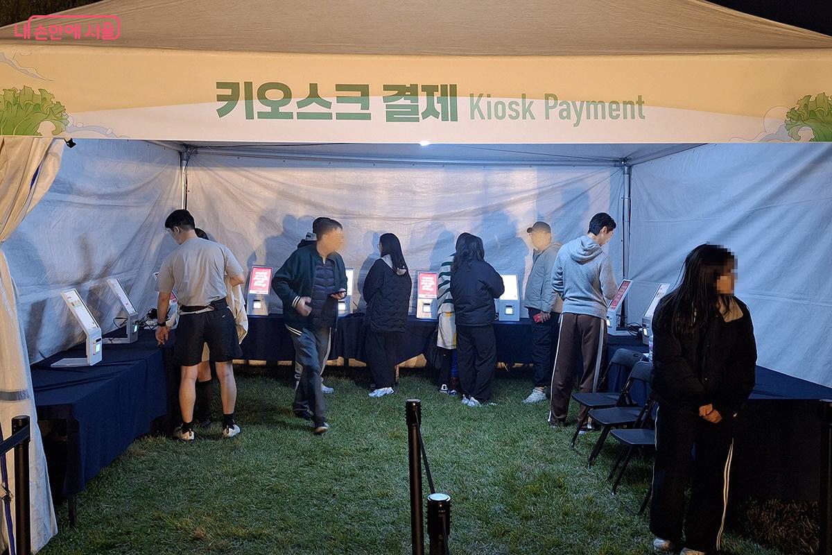 키오스크에서 모든 매장의 결제를 한번에 할 수 있어 편리했다. ©백승훈