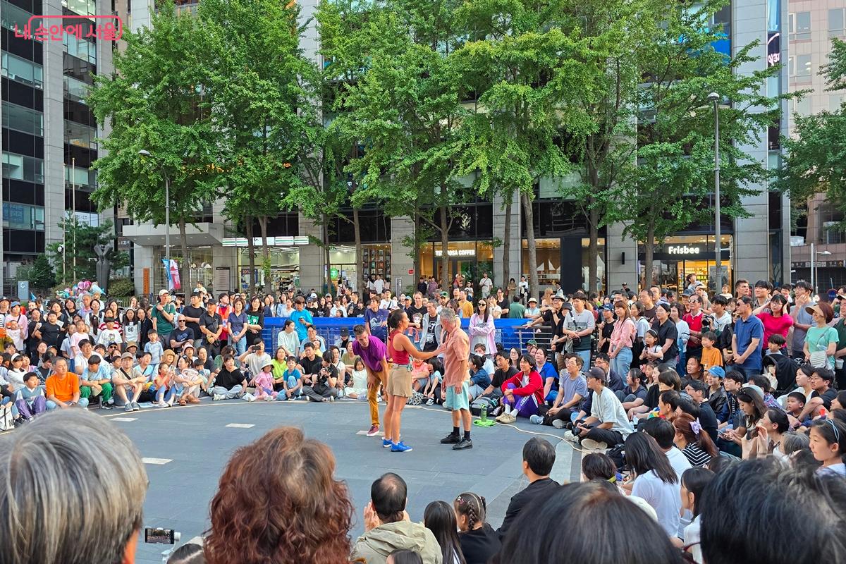 새 단장을 마친 청계광장 &copy;김윤경