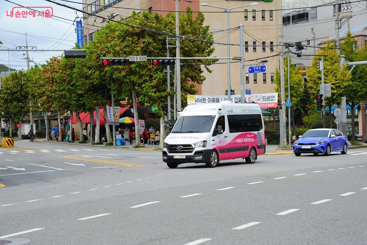 개통식 후 시범 운행 중인 서대문A01 버스 ©조수봉