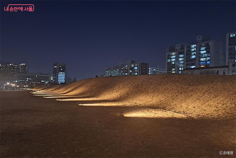 풍납동 토성 산책로의 야간 전경