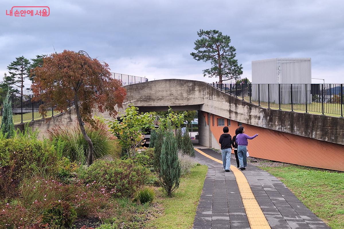 건축물의 아름다운 구조물 사이를 걸어가는 시민들의 모습이 또 하나의 풍경이 된다. ©이혜숙 