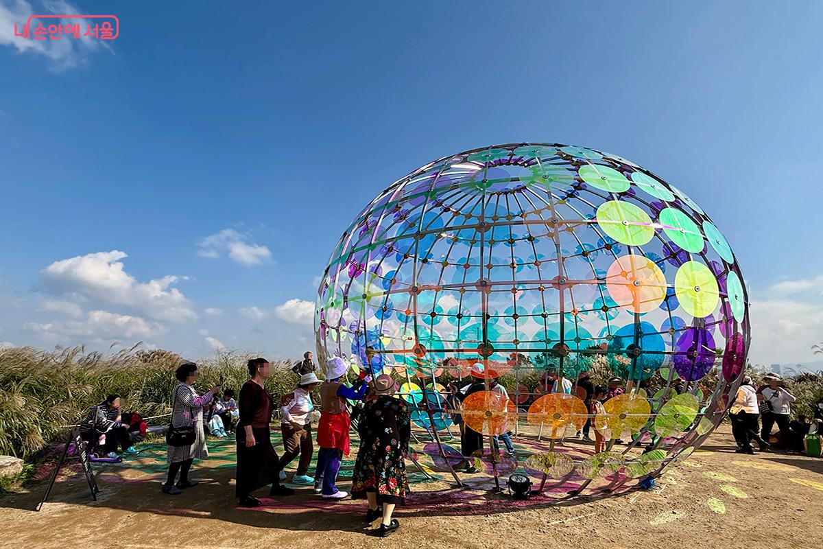 정지연 작가의 <생명의 빛>. 빛과 인간이 교차하는 실험적 공간을 구 모양으로 형성했다. ©김미정