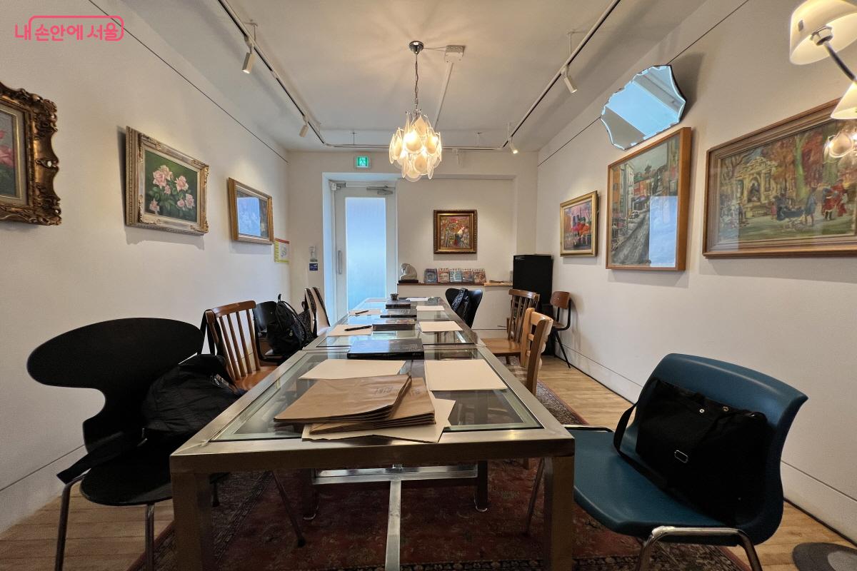 작품으로 둘러싸인 갤러리 내부에서 미술 체험을 할 수 있어 더욱 특별했다. ©박지영