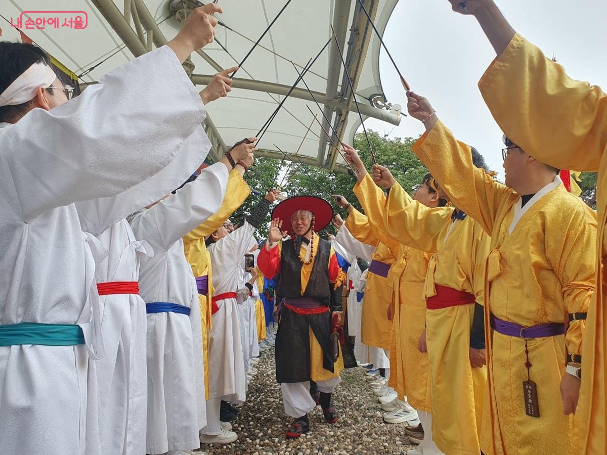 <장안편사놀이>는 단순한 활쏘기 대회가 아닌 국궁인과 관중이 함께 하는 축제 같은 자리다. ©엄윤주