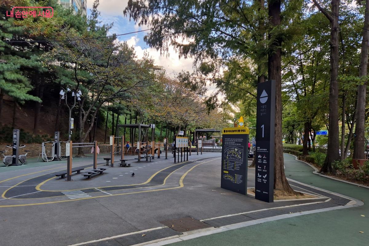장수공원에 자리한 어르신 놀이터 전경 ©송수연
