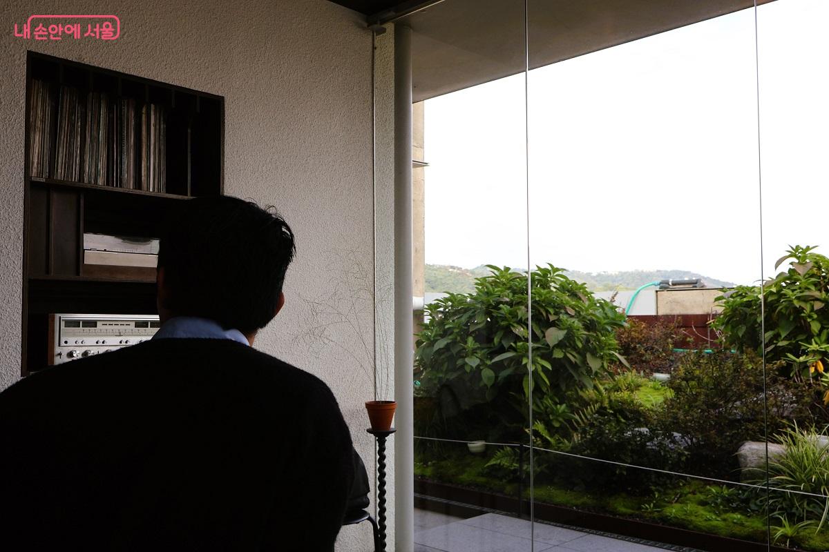 건물 외관은 거친 마감(노출 콘크리트 등)으로 여유와 감각이 강조된 공간이다. ©이봉덕