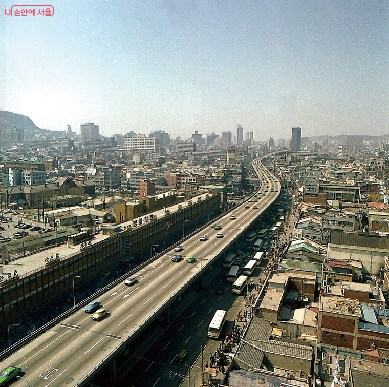 서울의 교통 수요를 분산하기 위해 청계고가도로를 만들었다.