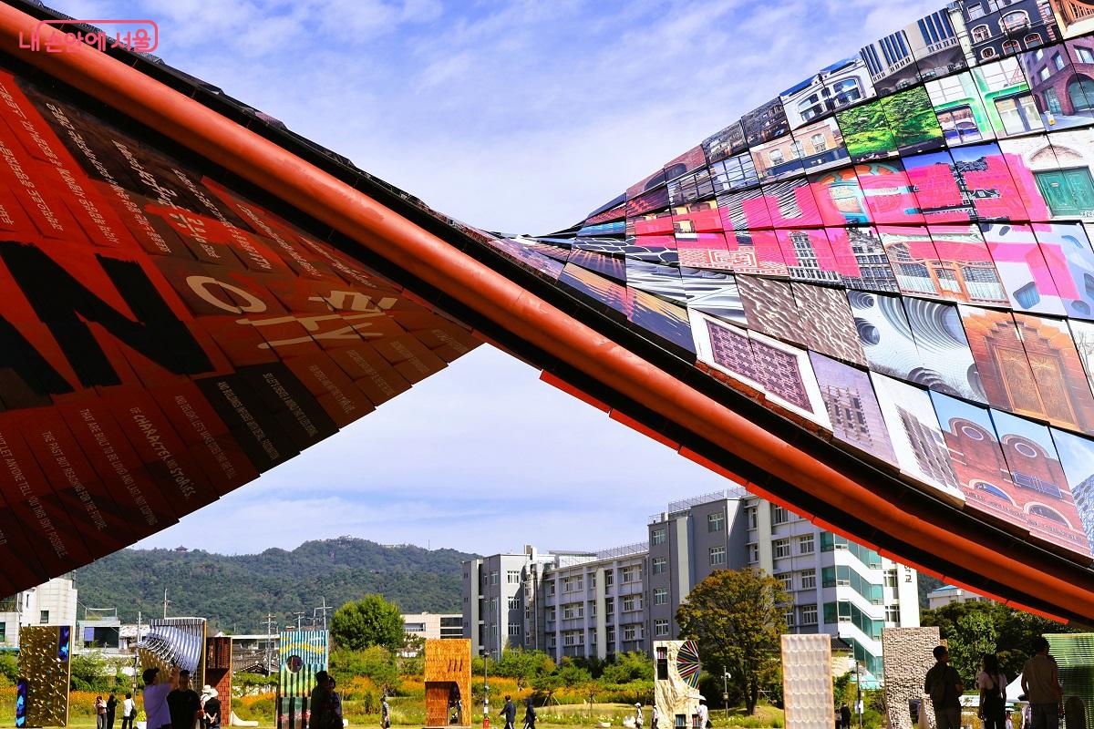 널따란 녹지광장에서 작품 <휴머나이즈 윌>과 <일상의 벽> 24개의 작품이 함께 어우러지고 있다. ©이봉덕