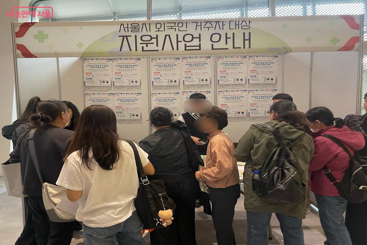 서울시 외국인 거주자 대상 지원 사업에 관한 안내를 받고 있다. ⓒ이정민