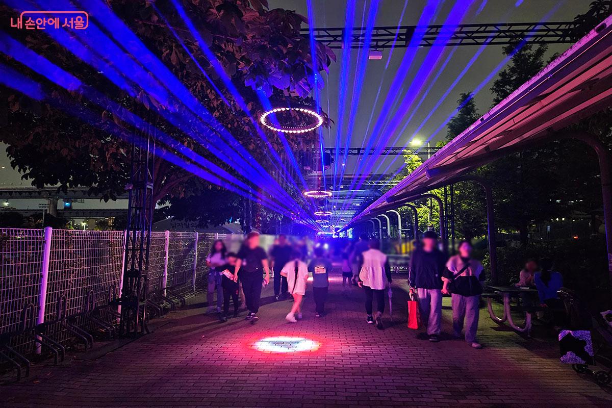 직선의 레이저, 곡선의 키네틱 서클조명으로 도시와 한강을 표현한 크리에이티브 합의 작품 <라이트 플로우> ©이정민