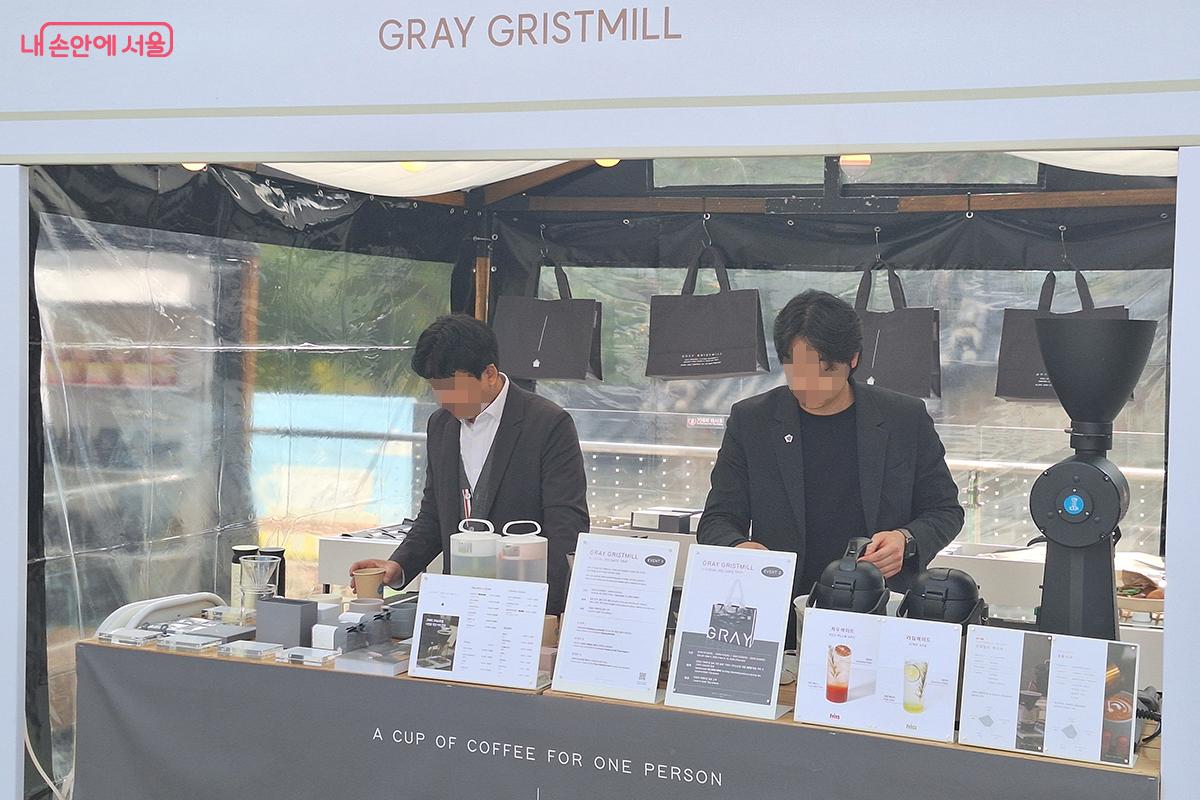 '그레이 그리스트밀'은 강남 가로수길에 위치한, 원두 유통과 관리, 바리스타 교육까지 책임지는 스페셜티 전문 업체이다. ©백승훈