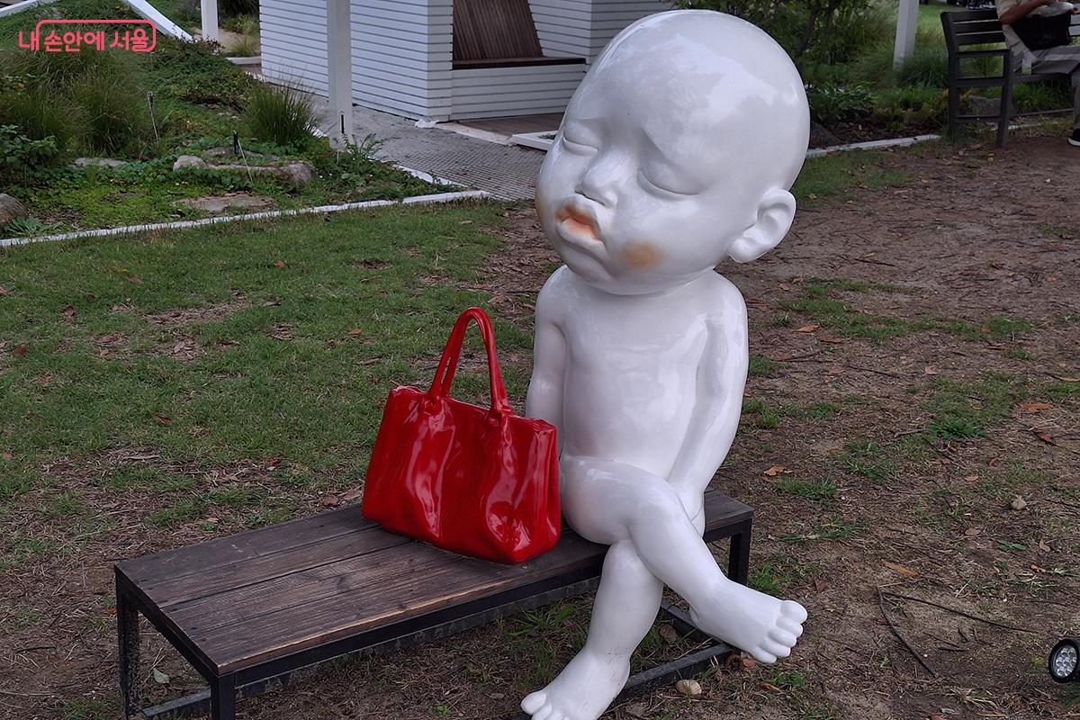 송민선 작가는 '기다림' 작품을 통해 어른들의 일상을 아이의 형상을 한 조각으로 표현한다.