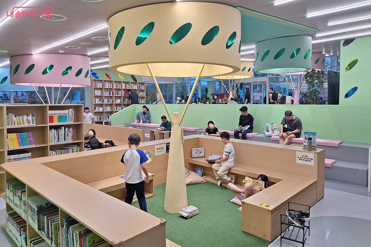 책쉼터에는 독서 공간은 물론 아이들이 놀 수 있는 놀이방도 마련되어 있다. ©이혜숙
