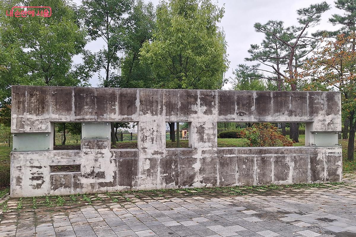 도심 공원을 무대로 하는 대규모 공공 야외 조각 프로젝트를 감상할 수 있다. ©이혜숙