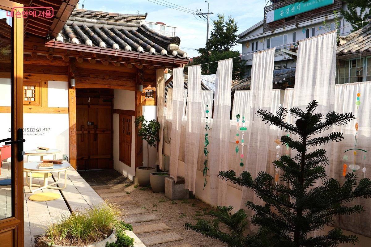 한옥이라는 전통적 건축물에 ‘전통×현대’가 조화를 이루고 있다. ©이봉덕