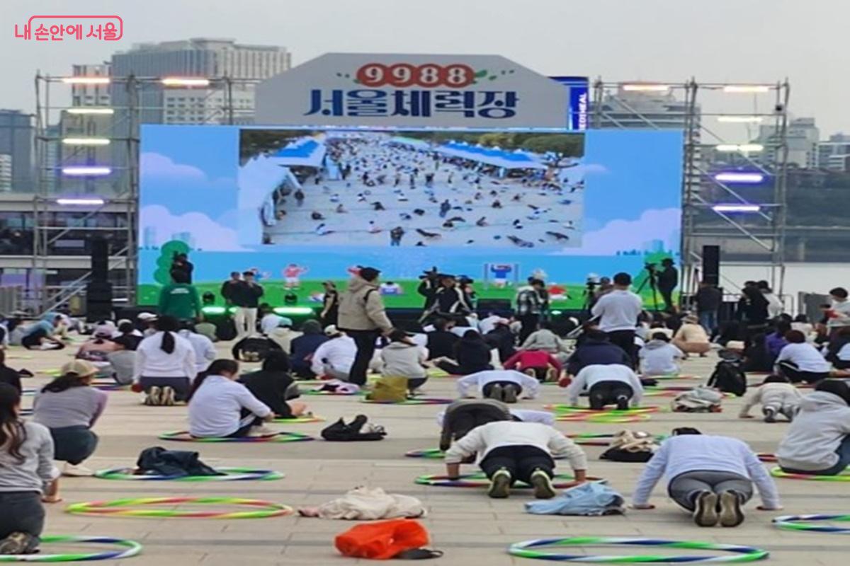 '9988 서울체력장' 참가자들이 팔굽혀펴기를 하고 있다. ©한용태
