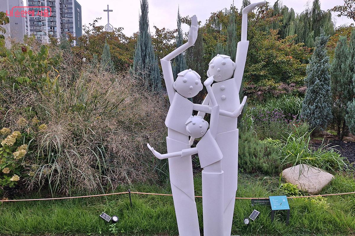 정기웅 '가족 하모니'는 급변하는 현대 사회 속 핵가족화 되는 가정 안에서 느껴지는 애환과 아쉬움을 담아낸다.