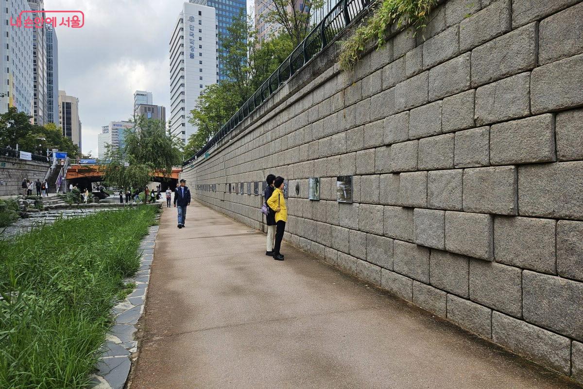 사진 전시회는 광교와 장통교 사이에서 볼 수 있다. ©이선미