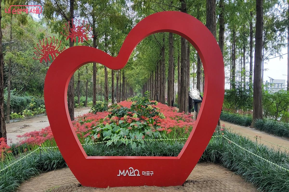 사진 촬영을 위한 하트 조형물 ©권수진