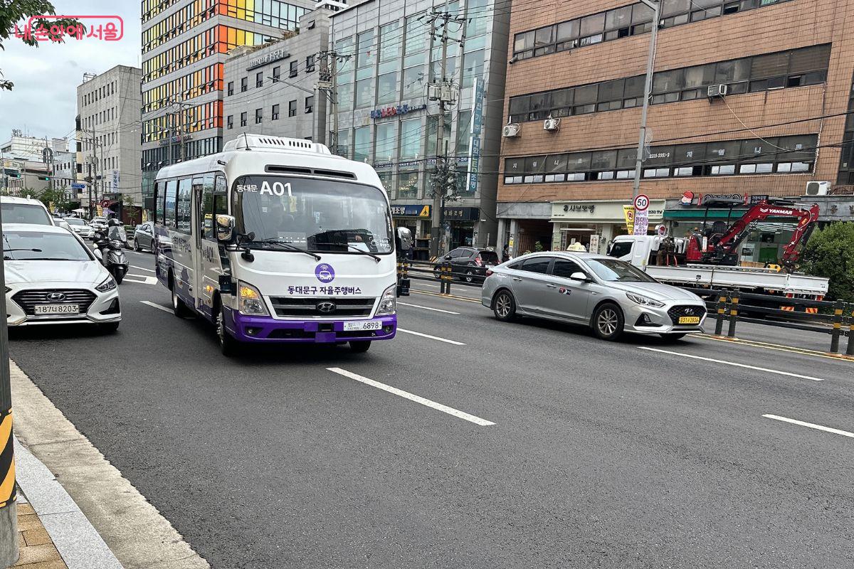 자율주행버스가 정류소로 진입하고 있다. ©김재형