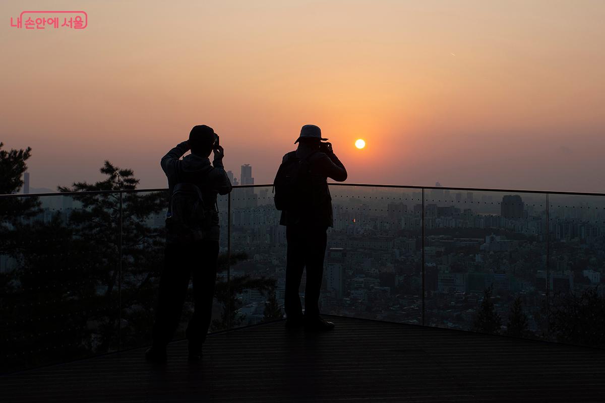 숲길 데크 끝에서 바라본 시원한 조망. 숲의 나무가 자연스러운 액자가 되어 도시 야경을 더욱 돋보이게 한다. &copy;황재천