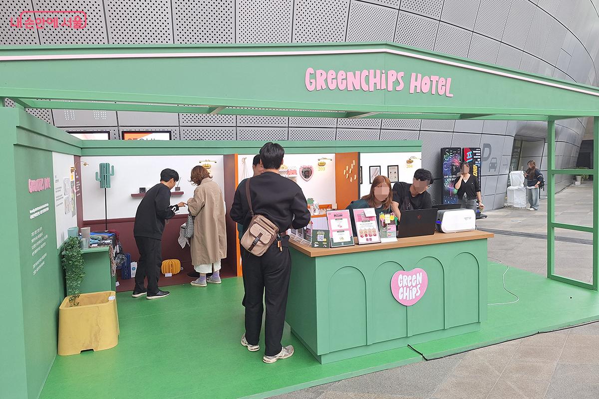 'DDP 어울림마당'에서 열리는 '팝업 전시' 공간에 다양한 디자인 관련 라이프스타일 굿즈들이 선을 보였다. ©백승훈