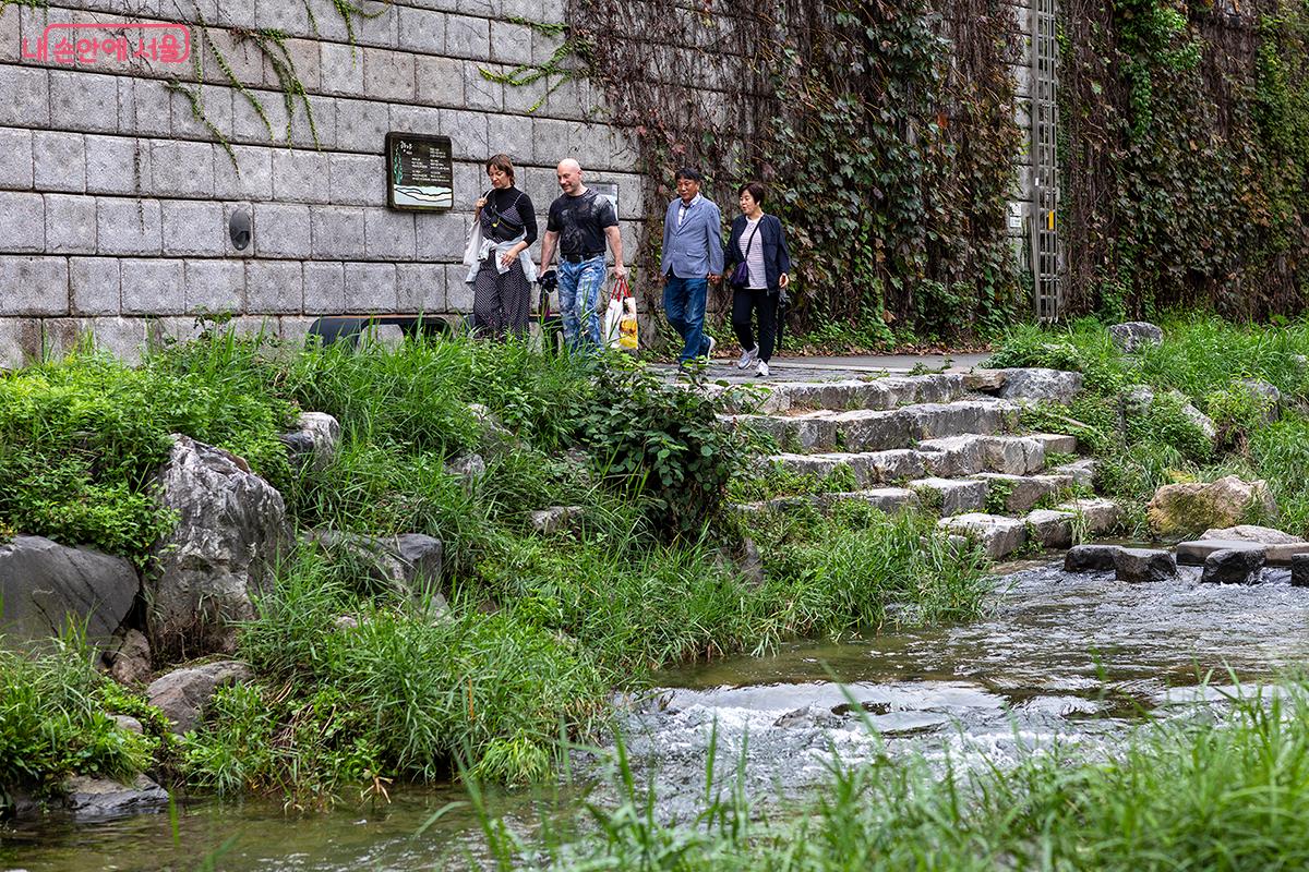 청계천은 복원 20주년을 맞아 누적 방문객 3억 3,000만 명을 기록했다. ©문청야