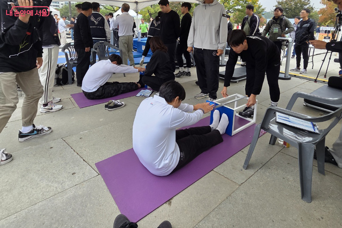 더 더~ 밀어 유연성 체력 측정 ©장미화