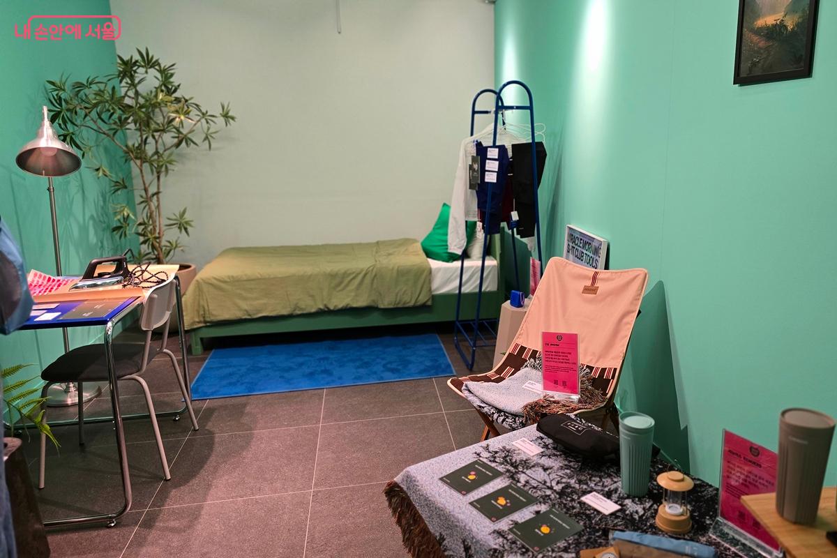 '도심 탐험가의 방' 콘셉트로 꾸며진 201호 내부 ⓒ김윤경