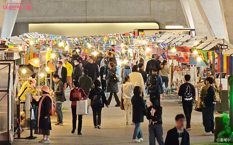 어울림광장에서 열리고 있는 서울디자인위크 마켓행사 전경