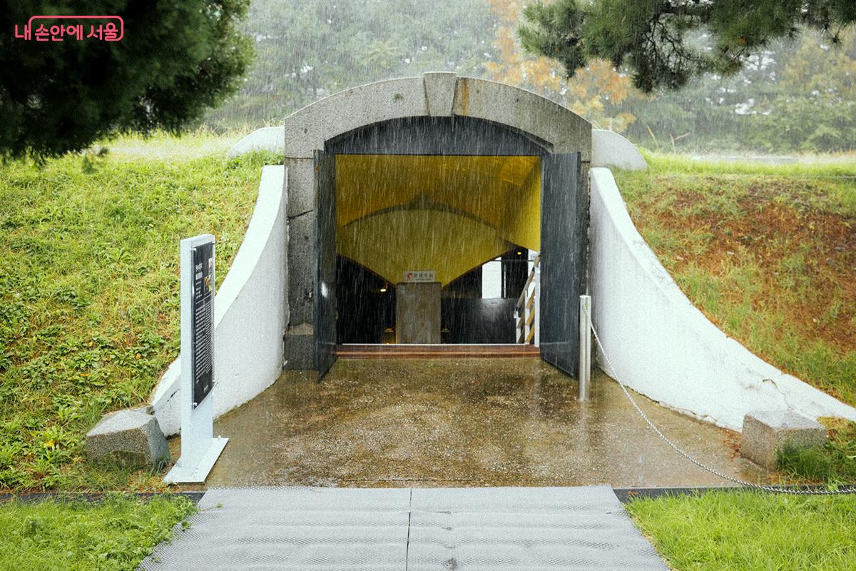 뚝도수원지 제1정수장 송수펌프실과 서울시 유형문화유산 제72호로 지정된 완속여과지 ©김아름
