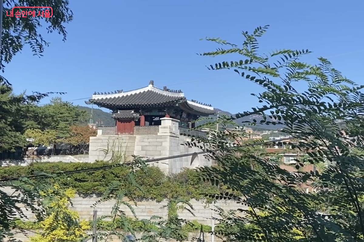 한양도성길 '낙산 1코스'에서 바라본 혜화문 ©김경선