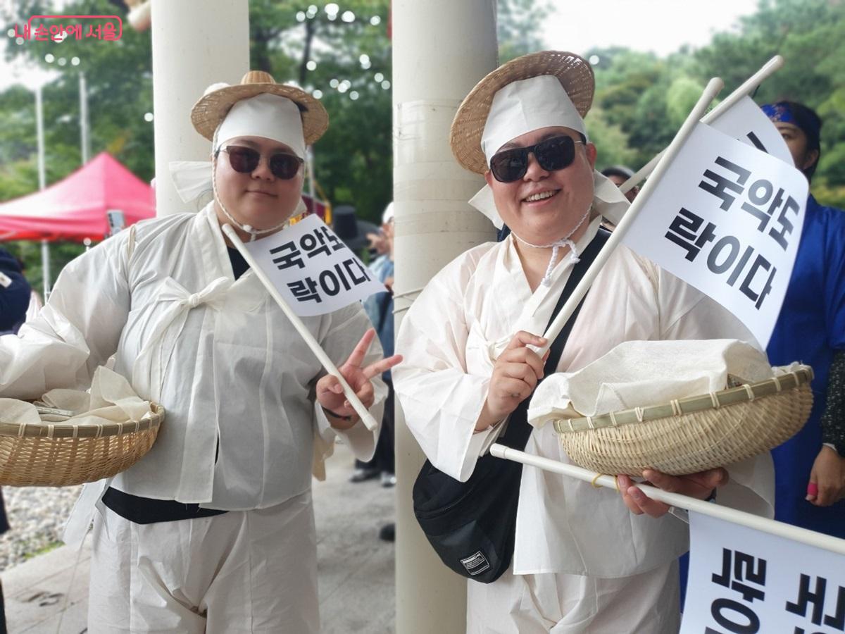 전통 활쏘기에서 명중을 뜻하는 '관중' 때, 흥을 돋우는 국궁인들 ©엄윤주