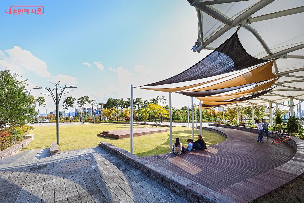 광진숲나루 언덕 정원에서 가을을 즐기고 있는 시민들을 만날 수 있다. ©김주연