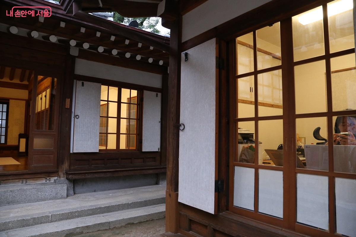 홍건익 한옥 여러 방마다 책을 읽거나 필사 체험을 하는 시민들로 가득하다. ©허혜정